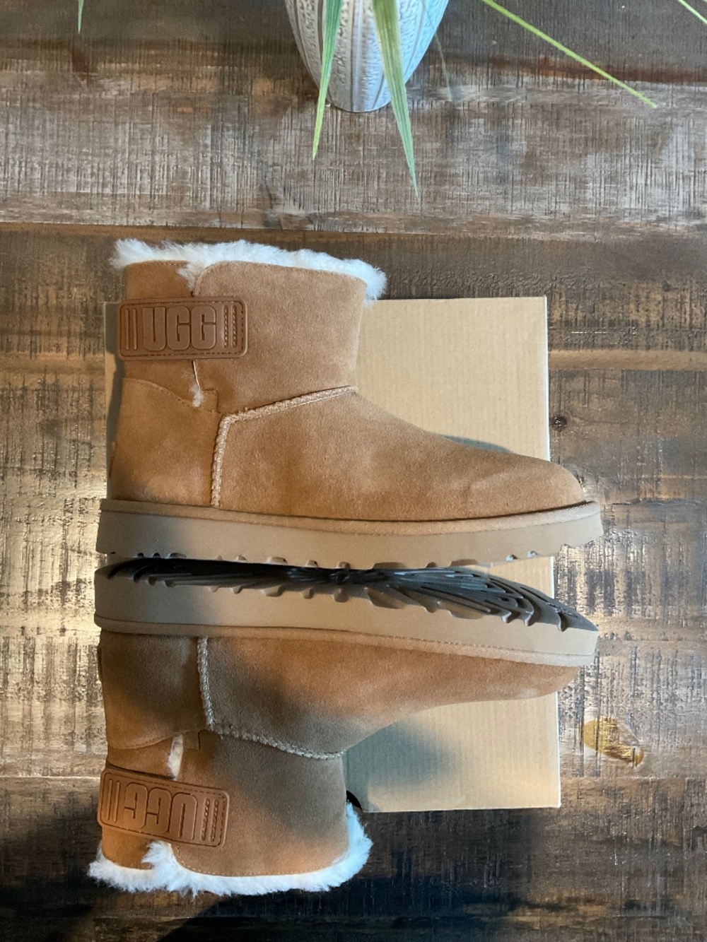 UGG MINI BAILEY LOGO STRAP CHESTNUT BOOTS SIZE 9 NIB